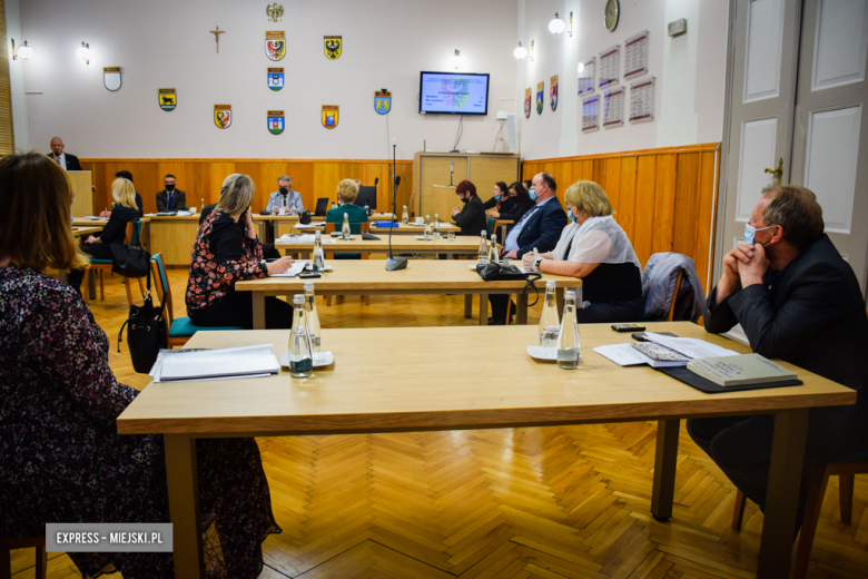 Sesja Rady Powiatu Ząbkowickiego podczas której radni podjęli uchwałę w sprawie zamiaru likwidacji Domu Wczasów Dziecięcych w Bardzie
