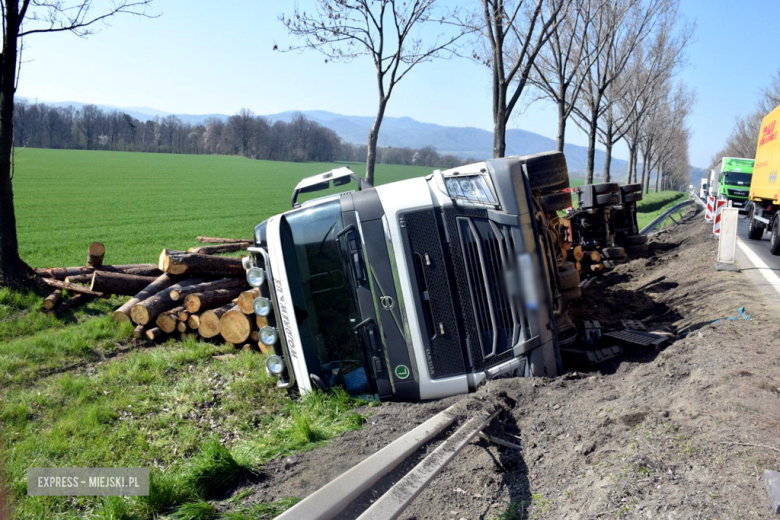 Na drodze krajowej nr 8 w Braszowicach samochód ciężarowy z przyczepą przewożący drewno wypadł z drogi taranując bariery ochronne
