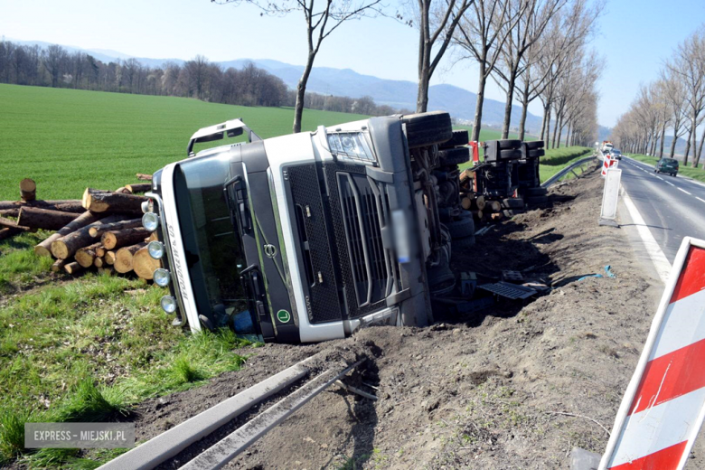 Na drodze krajowej nr 8 w Braszowicach samochód ciężarowy z przyczepą przewożący drewno wypadł z drogi taranując bariery ochronne

