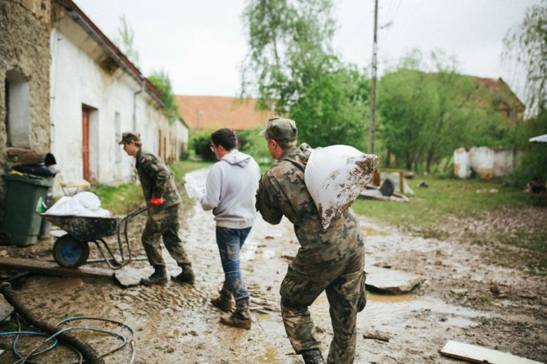 Terytorialsi pomagali w Ciepłowodach usuwać skutki nawałnicy i podtopień