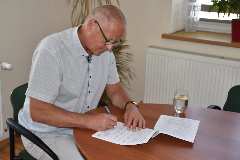 Podpisano umowę z wykonawcą na rozbudowę Centrum Seniora w Bardzie