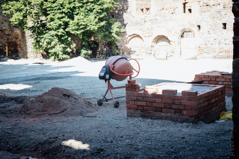 Na zamku wykonano prace rozbiórkowe , wyrównano nawierzchnię na dziedzińcu, który zostanie pokryty kamieniem, odsłonięto studnię oraz wykonano wiele prac instalatorskich