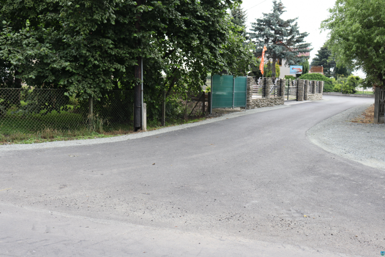 Zakończono przebudowę dróg gminnych w Sieroszowie i Braszowicach