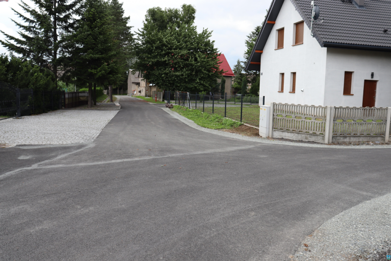 Zakończono przebudowę dróg gminnych w Sieroszowie i Braszowicach