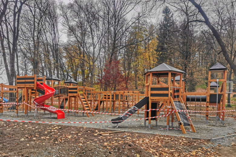 Plac zabaw w ziębickim parku miejskim na ukończeniu