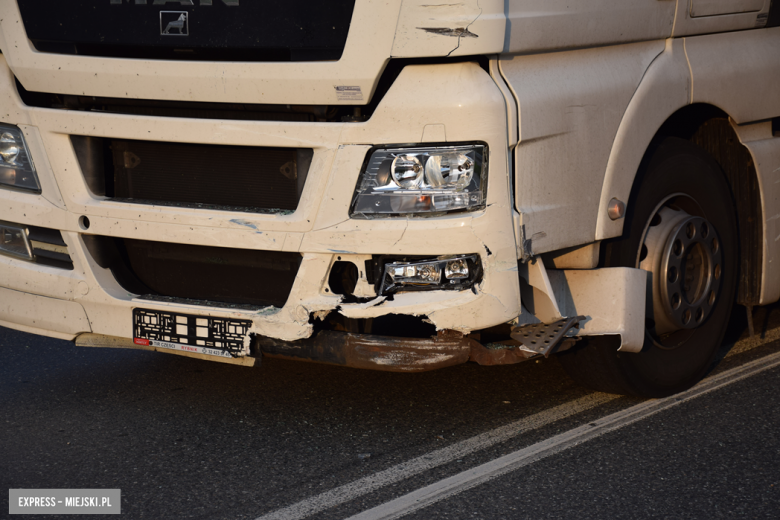 Zderzenie samochodu ciężarowego z pojazdem osobowym na drodze krajowej nr 46 w Złotym Stoku