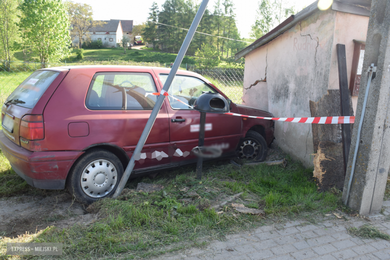 Volkswagen wjechał w przystanek autobusowy w Rudnicy