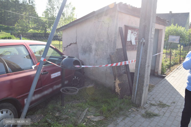 Volkswagen wjechał w przystanek autobusowy w Rudnicy