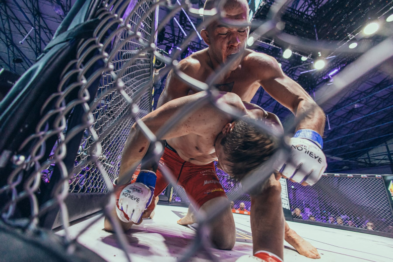 Tomasz Ostrowski z debiutanckim zwycięstwem w organizacji Babilon MMA
