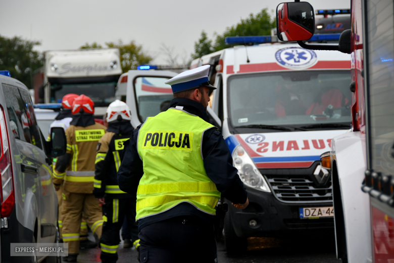 Zderzenie samochodu ciężarowego i busa przewożącego dzieci na krajowej ósemce Braszowicach