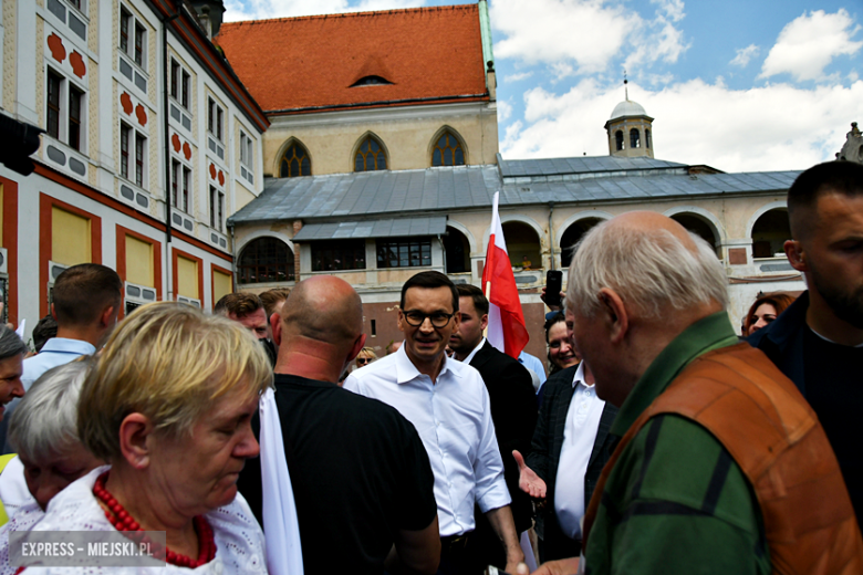 Premier Mateusz Morawiecki z wizytą w Henrykowie. Porozmawiajmy o Polsce