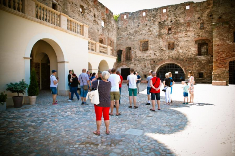 Wrota odrestaurowanego ząbkowickiego zamku ponownie otworzyły się dla zwiedzających!