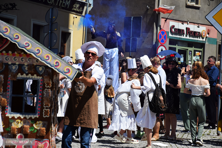 Parada piernikowa w stylu retro przeszła ulicami Barda