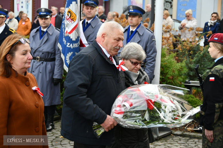 Złożenie kwiatów i zniczy pod Pomnikiem Poległych za Ojczyznę z okazji Dnia Niepodległości
