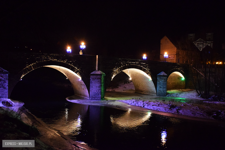 Iluminacja zabytkowego mostu nad rzeką Nysą Kłodzką w Bardzie