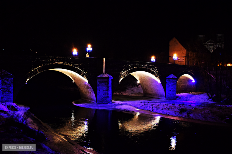 Iluminacja zabytkowego mostu nad rzeką Nysą Kłodzką w Bardzie