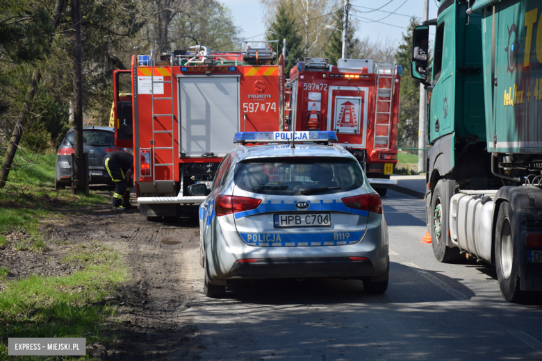 Czołowe zderzenie volkswagena i toyoty w Stoszowicach. Droga całkowicie zablokowana