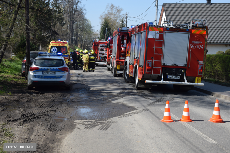 Czołowe zderzenie volkswagena i toyoty w Stoszowicach. Droga całkowicie zablokowana