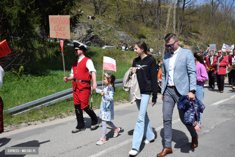Barwny pochód pierwszomajowy zainaugurował kolejną Majówkę Srebrnogórską [foto]