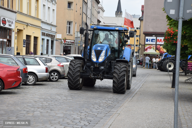 Protest rolników w Ząbkowicach Śląskich. Odwiedzili siedzibę posła Marcina Gwoździa