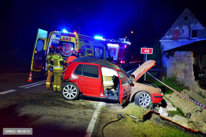 Volkswagen wypadł z drogi i uderzył w budynek gospodarczy. Kierowca w szpitalu