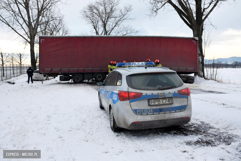 Zderzenie samochodu ciężarowego z osobówką na ul. Kamienieckiej w Ząbkowicach Śląskich