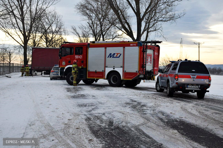 Zderzenie samochodu ciężarowego z osobówką na ul. Kamienieckiej w Ząbkowicach Śląskich