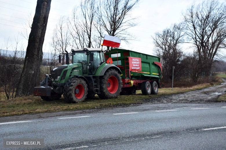 „Unijna polityka zniszczy ziemię i polskiego rolnika.” Protest rolników na krajowej ósemce [foto]