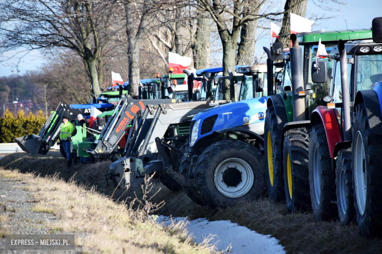 „Unijna polityka zniszczy ziemię i polskiego rolnika.” Protest rolników na krajowej ósemce 