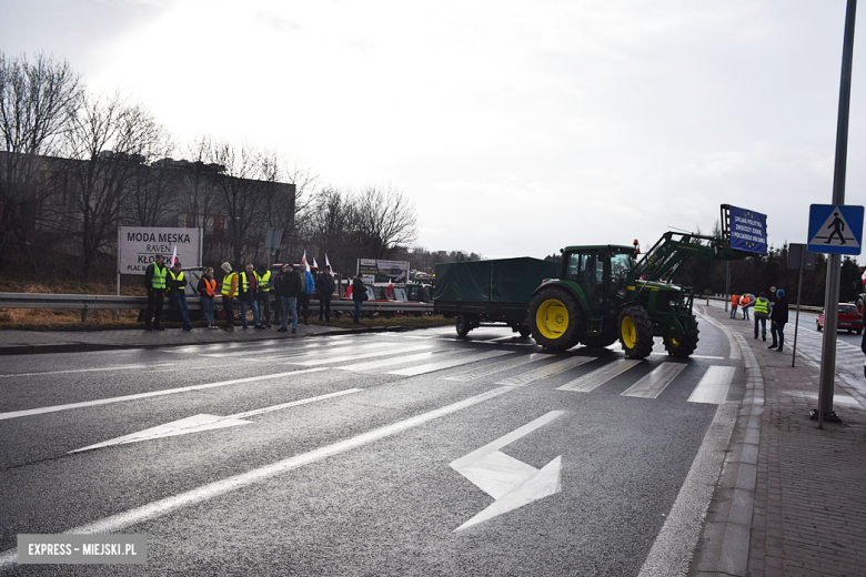 Protest rolników na skrzyżowaniu krajowej z ul. Legnicką. Są utrudnienia w ruchu