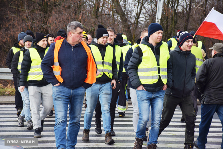 Protest rolników na skrzyżowaniu krajowej z ul. Legnicką. Są utrudnienia w ruchu