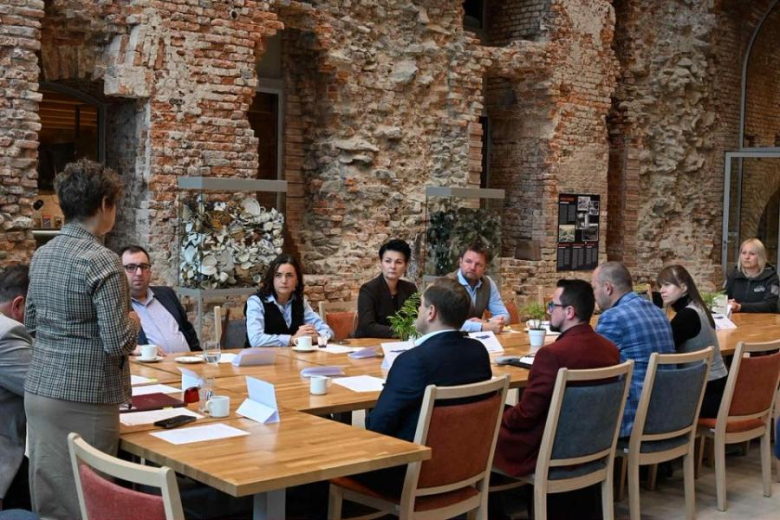 Włodarze gmin górskich debatowali w murach Twierdzy Srebrna Góra