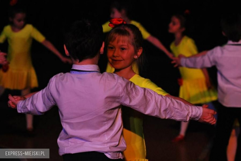 Pokaz dzieci i młodzieży ze szkoły tańca Hanny Zielińskiej z okazja święta babć i dziadków