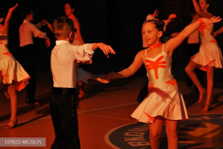 Pokaz dzieci i młodzieży ze szkoły tańca Hanny Zielińskiej z okazja święta babć i dziadków