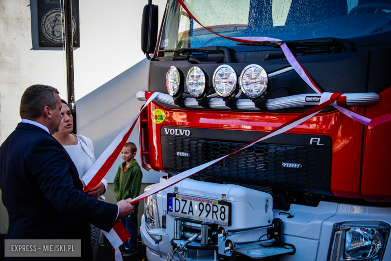Przekazanie kluczyków do nowego wozu bojowego u strażaków-ochotników z Kamieńca Ząbkowickiego I