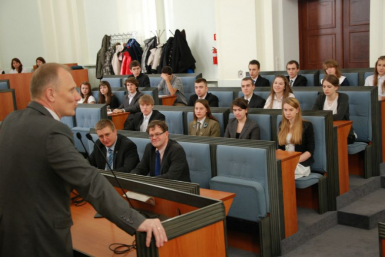 Otwierając posiedzenie w sali sejmikowej Urzędu Wojewódzkiego marszałek Rafał Jurkowlaniec pogratulował wszystkim delegatom, którzy zostali wybrani podczas konferencji w swoich powiatach. 
