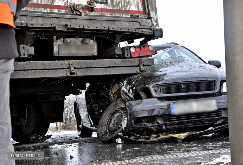 Audi „wbiło się” pod naczepę samochodu ciężarowego. Wypadek na krajowej ósemce. Droga zablokowana
