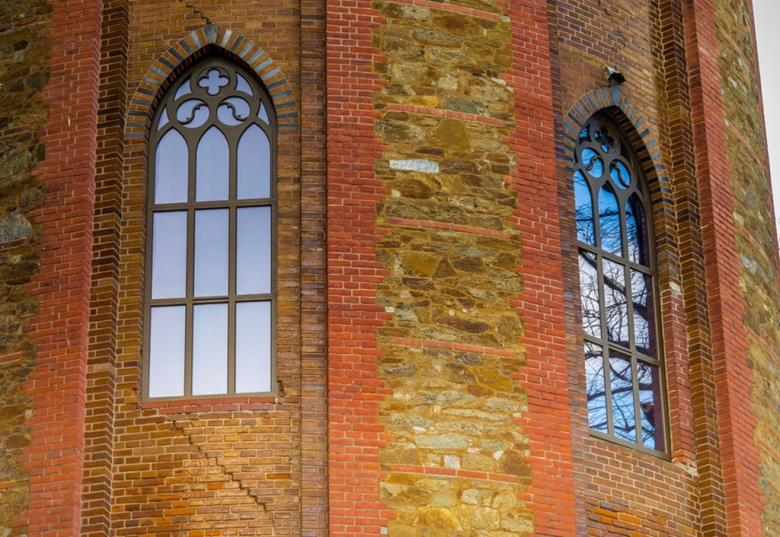 Nowe okna pojawiły się w kaplicy Pałacu Marianny Orańskiej w Kamieńcu Ząbkowickim