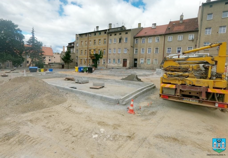 Obecnie trwają prace na kolejnych dwóch dużych podwórkach zlokalizowanych między ulicami Dolnośląską i Armii Krajowej - przy ul. Szkolnej oraz przy ul. Ciasnej