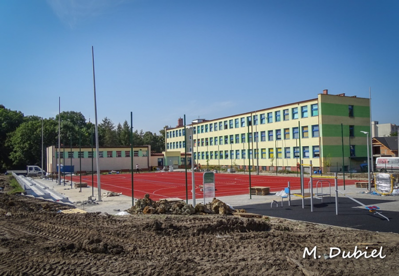 Prace na placu budowy boiska wielofunkcyjnego w Szkole Podstawowej nr 2 w Ziębicach