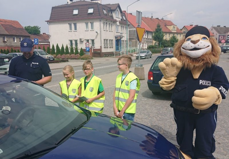 Dzieci z policjantami i Komisarzem Lwem kontrolowały kierowców