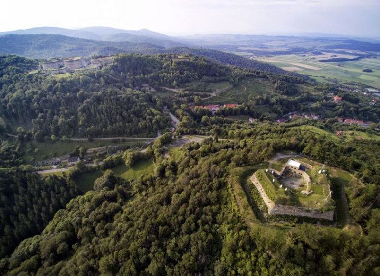 Fort na Spitzbergu powstał w w XVIII wieku. Wraz z Donjonem Twierdzy pilnuje przełęczy górskiej i drogi na Dolny Śląsk