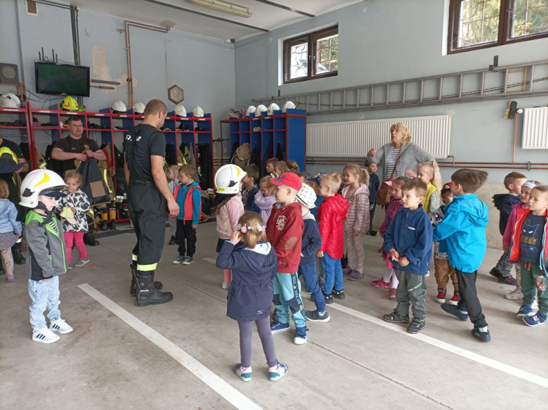 Dzieci z przedszkola w Bardzie odwiedziły strażaków