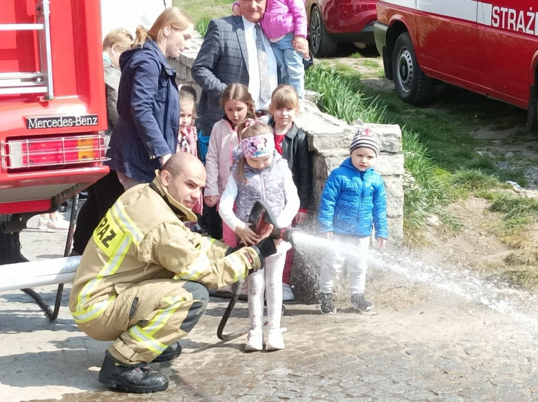 Dzieci z przedszkola w Bardzie odwiedziły strażaków