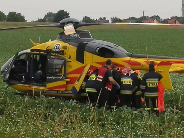 Jeden z pracowników z urazem kręgosłupa został helikopterem zabrany do szpitala