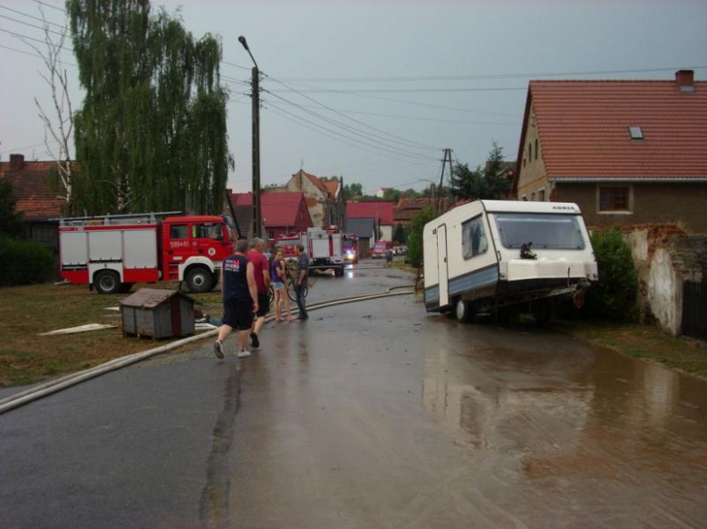 Strażacy przez kilka godzin pomagali mieszkańcom zalanych gospodarstw