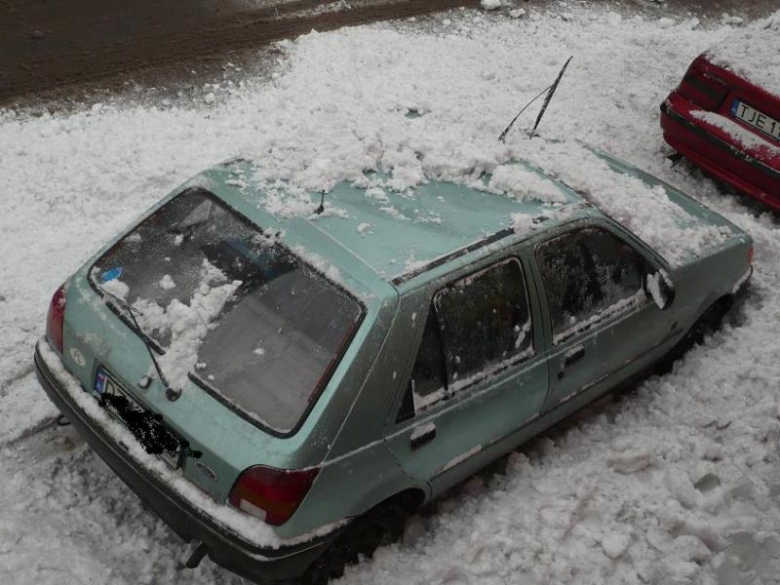 Spadający śnieg uszkodził samochód