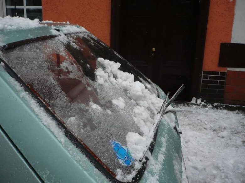 Spadający śnieg uszkodził samochód