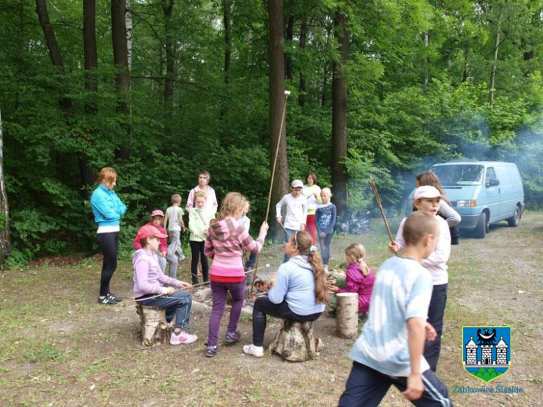 Dzieci wraz z myśliwymi posprzątali las 