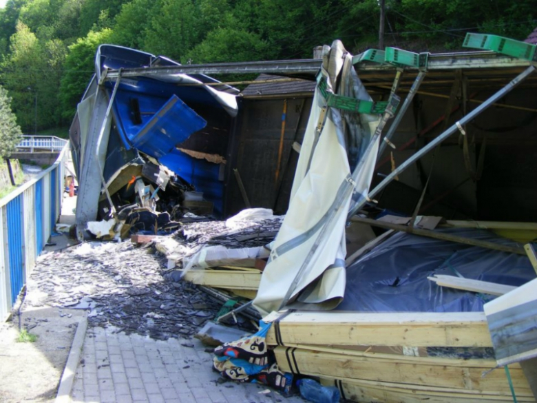 W miejscowości Mąkolno (na trasie Kłodzko - Złoty Stok) wywróciła się ciężarówka z przyczepą